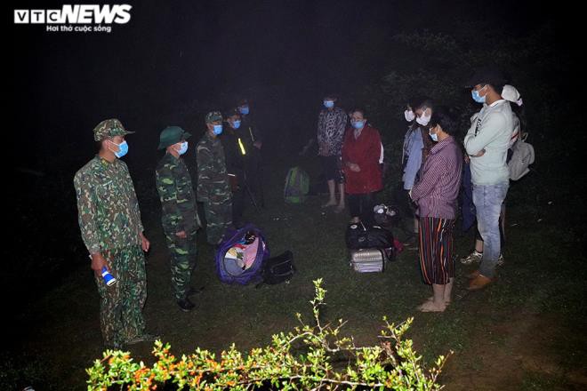 anh: cang mat, lanh run nguoi tuan tra chan nhap canh trai phep trong dem hinh 9