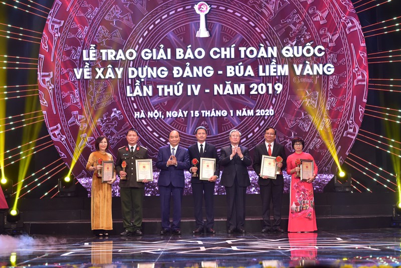 bao chi can la vu khi sac ben chong lai cac the luc thu dich hinh 2