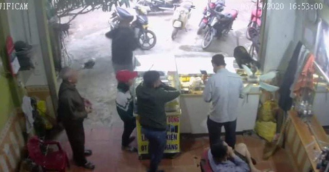 bat giu nguoi dan ong song nhu vo chong voi nu sinh lop 8 hinh 1