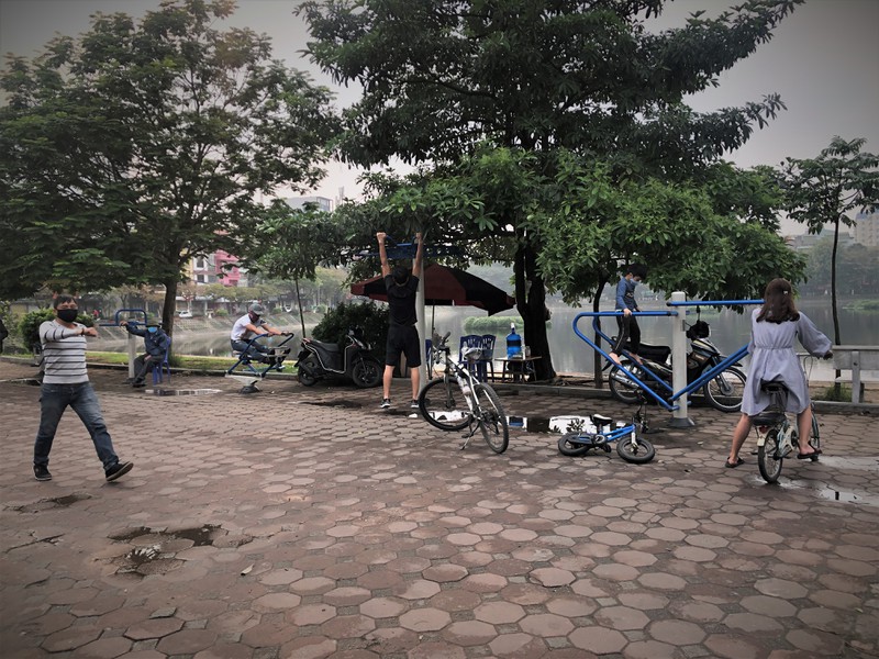 anh: duong pho ha noi dong nhu khong phai dang cach ly xa hoi hinh 11