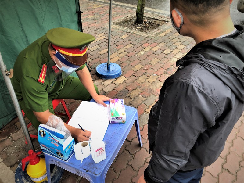 ngay thu 14 cach ly xa hoi: xe co do ve cac cua ngo thu do ha noi  hinh 12