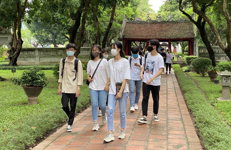 chen chan cau may o van mieu - quoc tu giam truoc ky thi tot nghiep thpt 2020 hinh 4