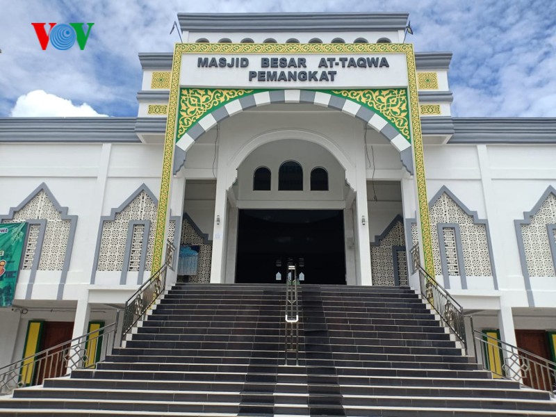indonesia lan dau tien trong lich su dong cua nha tho dip eid al-fitr hinh 8