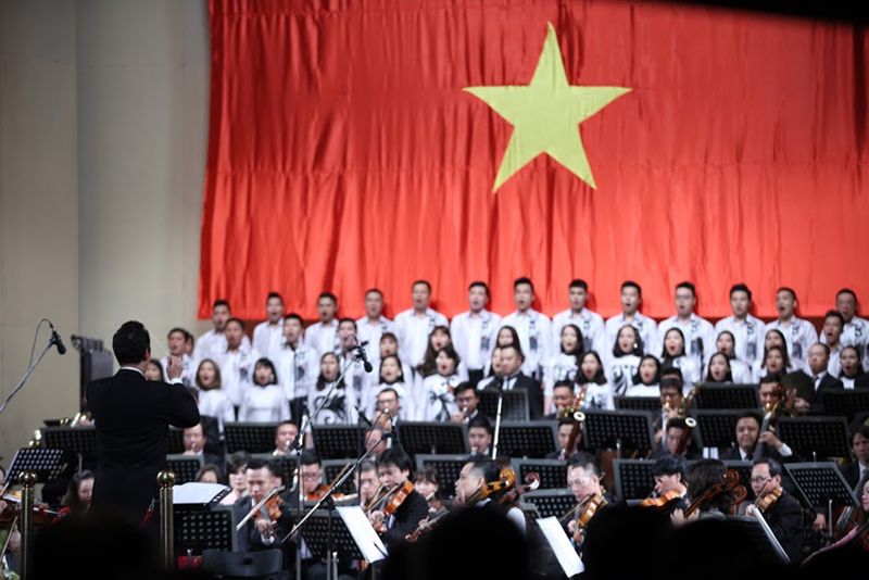 ca si my linh thang hoa voi "ha noi mua thu" trong dieu con mai 2018 hinh 1