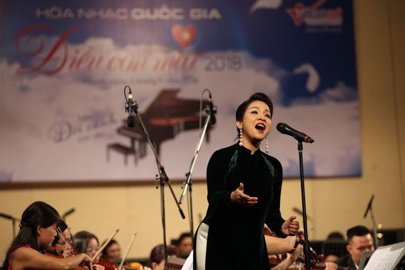 ca si my linh thang hoa voi "ha noi mua thu" trong dieu con mai 2018 hinh 6