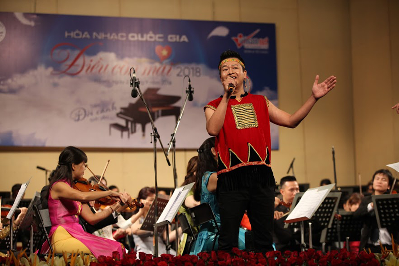 ca si my linh thang hoa voi "ha noi mua thu" trong dieu con mai 2018 hinh 16