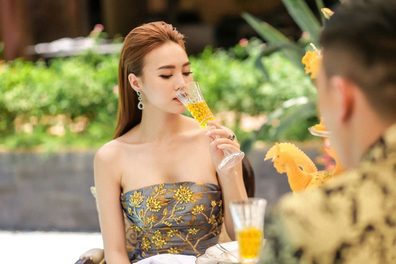 lan ngoc trao anh mat tinh tu voi le xuan tien trong gai gia lam chieu hinh 2