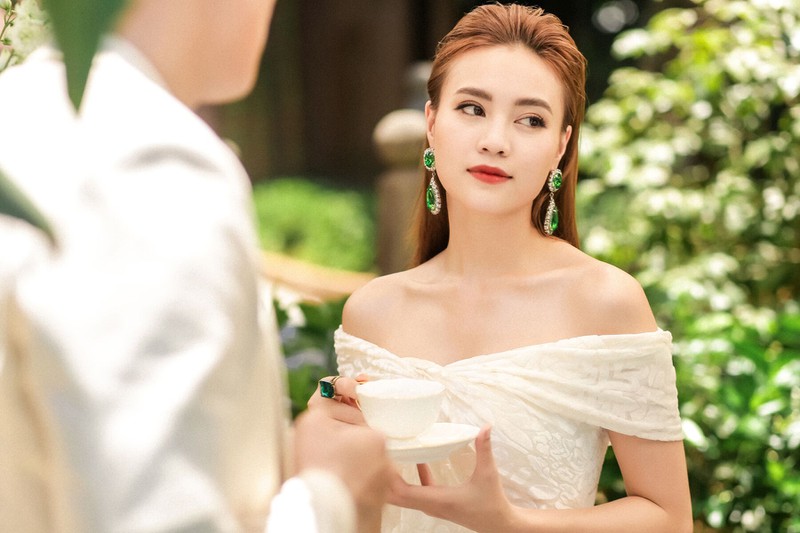 lan ngoc trao anh mat tinh tu voi le xuan tien trong gai gia lam chieu hinh 3
