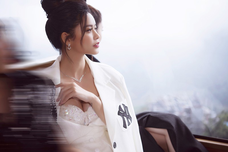 truong quynh anh khoe nhan sac "gai mot con" man ma, quyen ru hinh 8