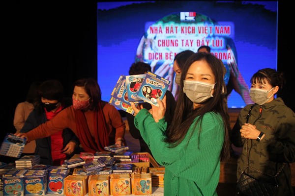 cac nha hat e am vi dich covid-19: bien "nguy" thanh "co" hinh 2
