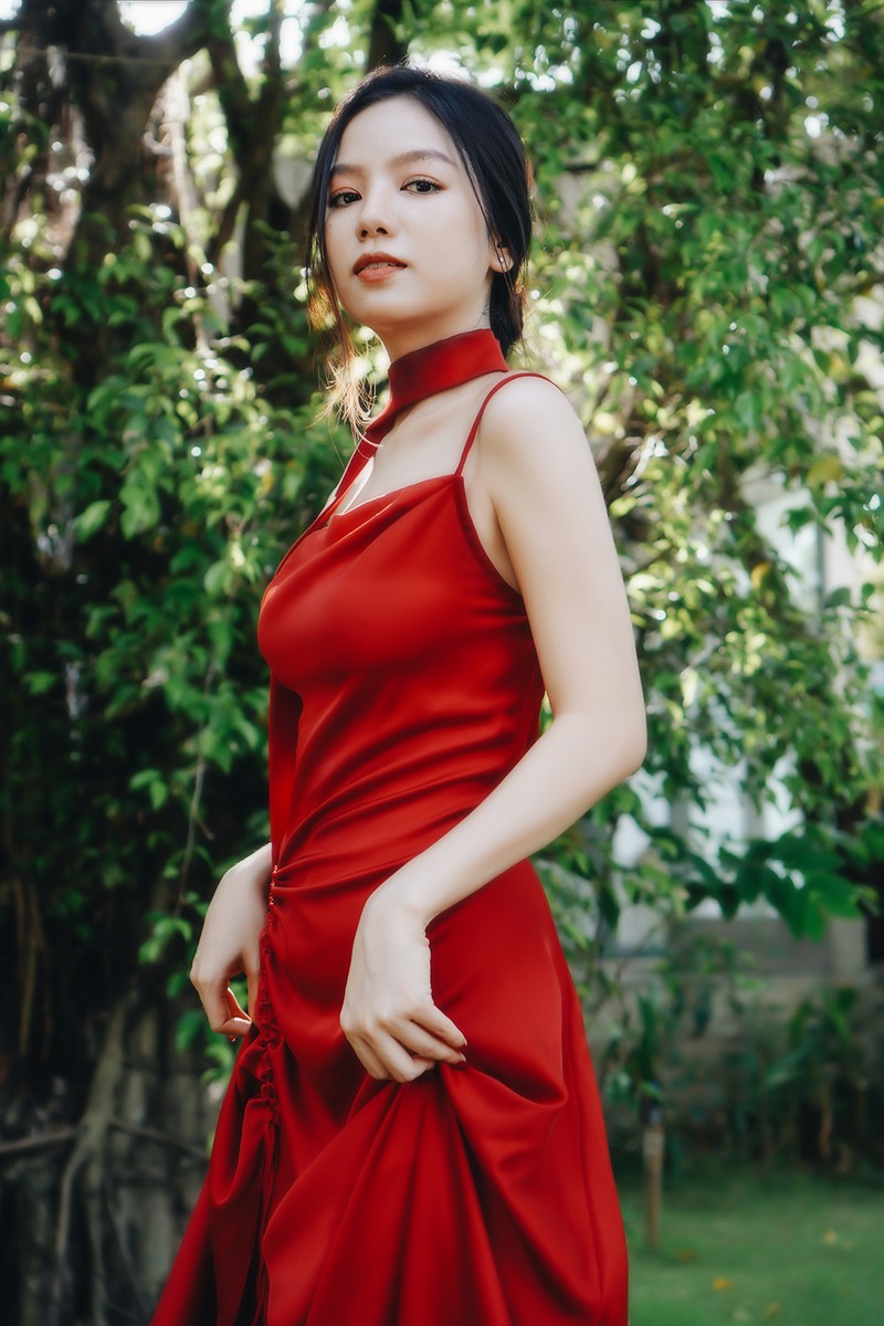 luong thanh va ha anh khoe vai tran non na trong bo anh moi hinh 13