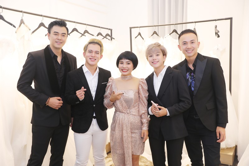 bao han va quang anh tinh tu nam tay nhau uom thu vay cuoi hinh 1