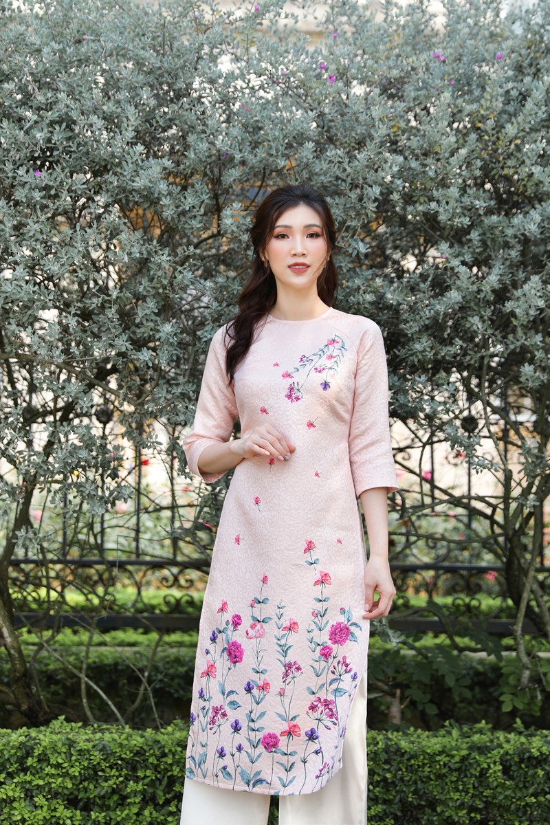 hoa hau phi thuy linh dien ao dai tet voi hoa tiet hoa xuan tre trung hinh 11