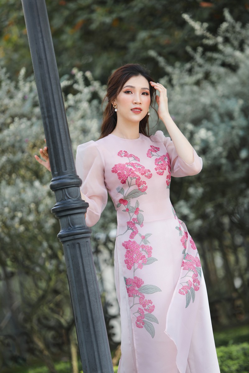 hoa hau phi thuy linh dien ao dai tet voi hoa tiet hoa xuan tre trung hinh 2