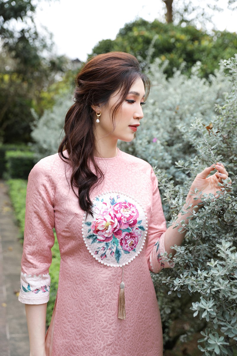 hoa hau phi thuy linh dien ao dai tet voi hoa tiet hoa xuan tre trung hinh 5