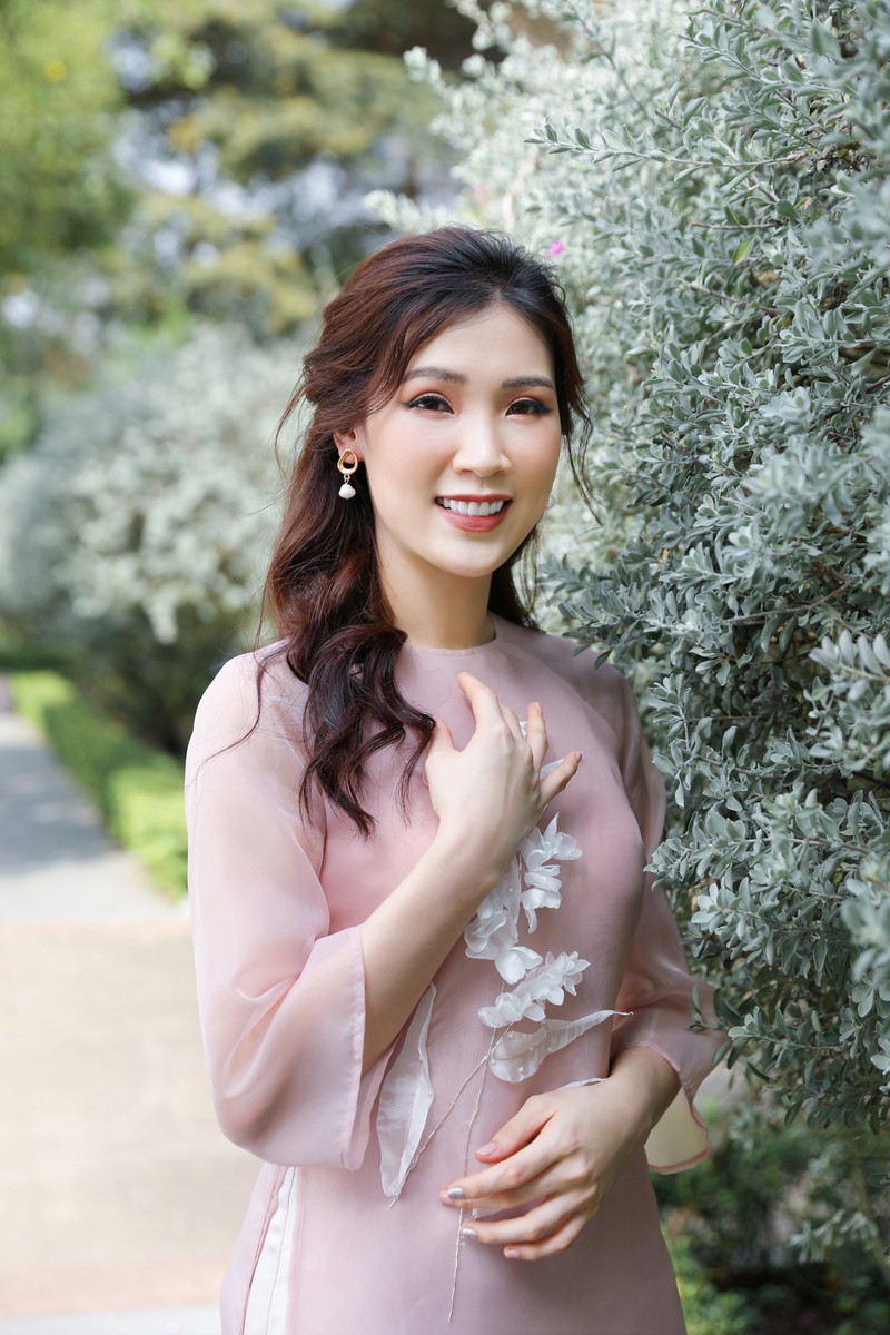 hoa hau phi thuy linh dien ao dai tet voi hoa tiet hoa xuan tre trung hinh 9