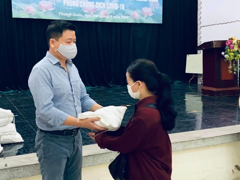 trong tan cung cac nghe si trao 7 tan gao cho nguoi ngheo vi covid-19 hinh 4