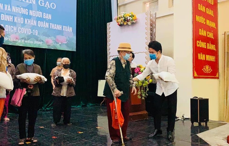 trong tan cung cac nghe si trao 7 tan gao cho nguoi ngheo vi covid-19 hinh 2