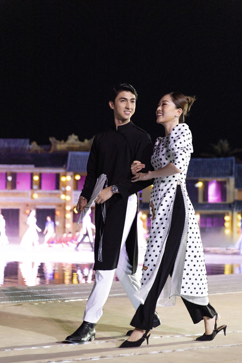 cap doi binh an va phuong nga lan dau song doi tren san catwalk hinh 10