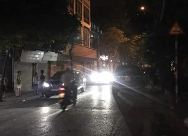 ha noi: o to hat tung doi hai vo chong, ba bau nguy kich hinh 1