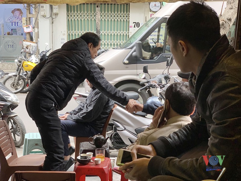 nhieu nguoi van tho o de phong dich covid-19 noi cong cong  hinh 13