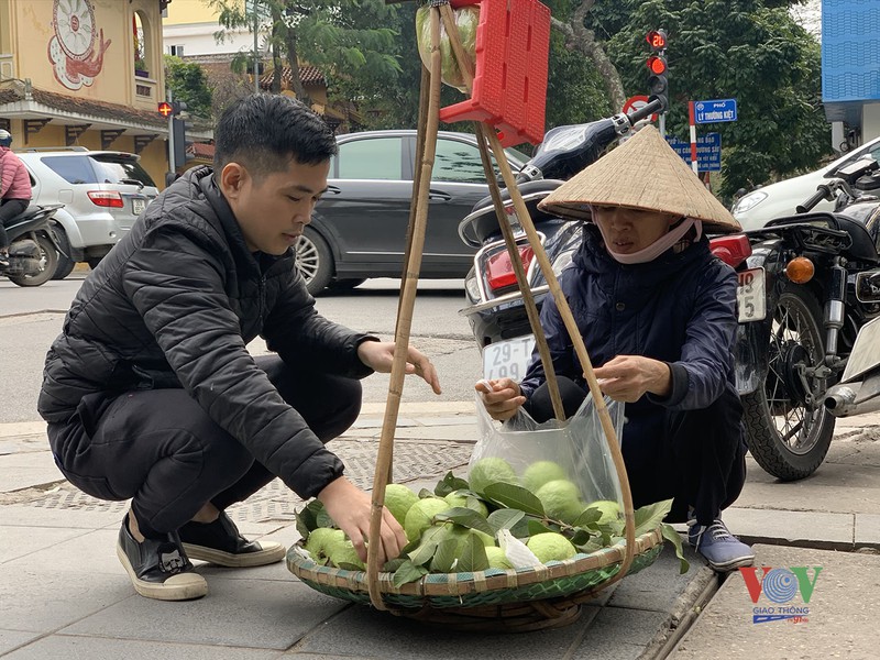 nhieu nguoi van tho o de phong dich covid-19 noi cong cong  hinh 17