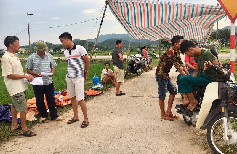 nguoi dan van chan xe cho rac vao bai nam son khien rac un u noi thanh ha noi hinh 1