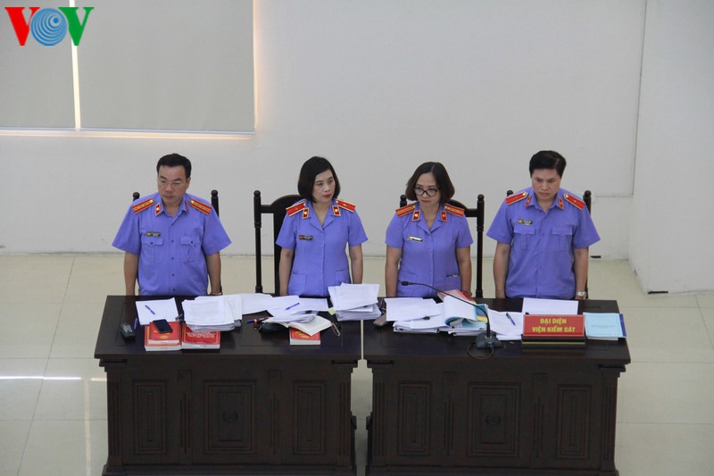 cuu thu truong le bach hong xuat hien tai toa voi guong mat met moi hinh 6