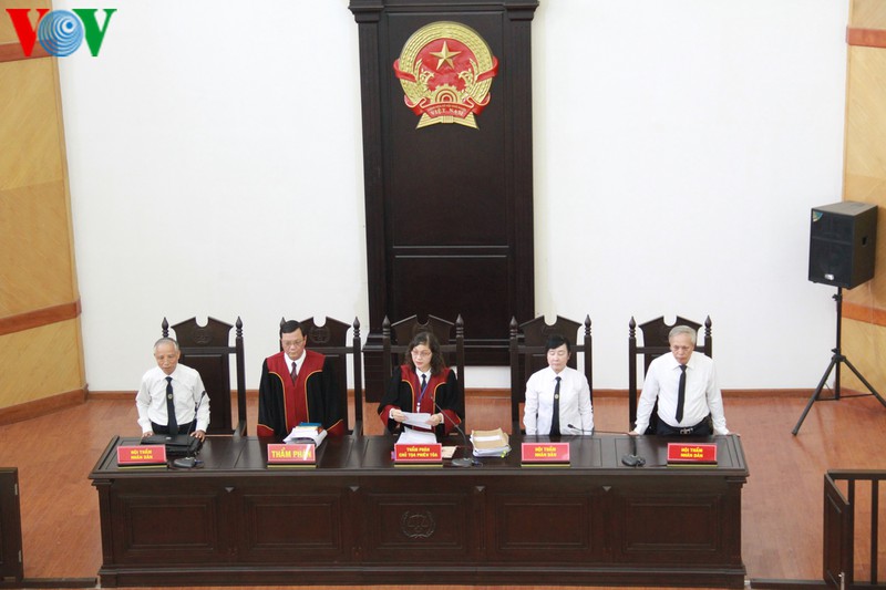 cuu thu truong le bach hong xuat hien tai toa voi guong mat met moi hinh 5