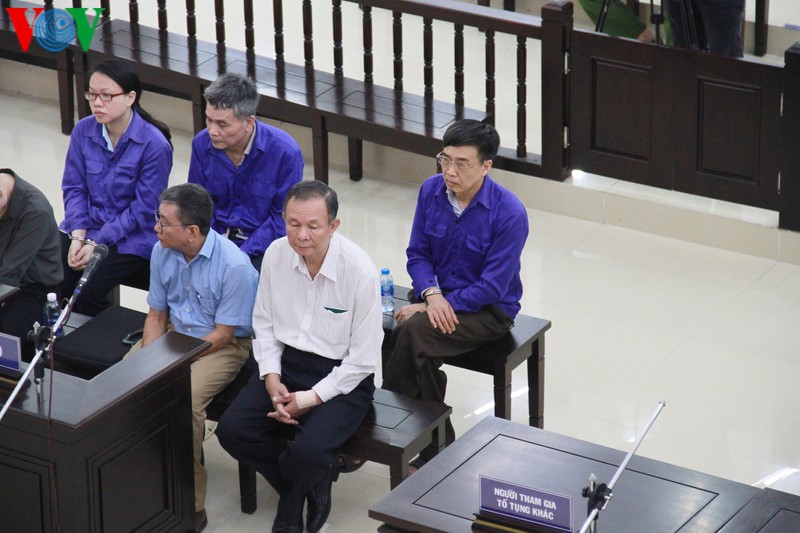 cuu thu truong le bach hong xuat hien tai toa voi guong mat met moi hinh 3