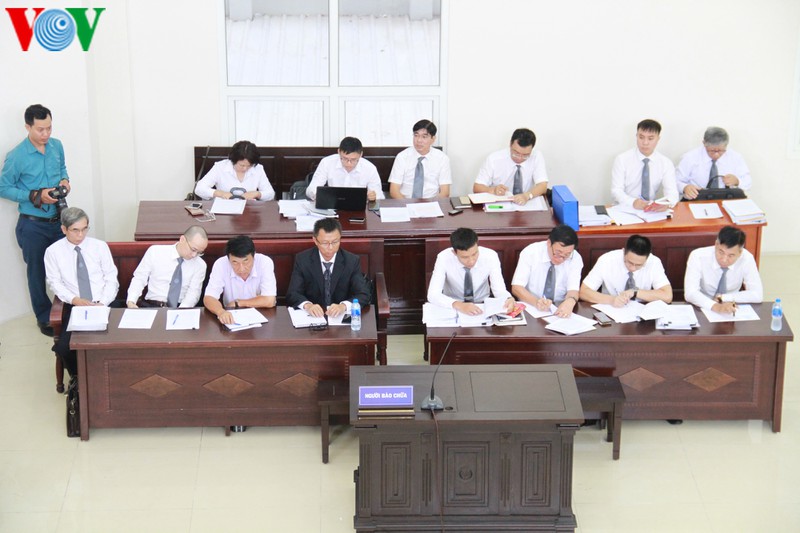 cuu thu truong le bach hong xuat hien tai toa voi guong mat met moi hinh 9