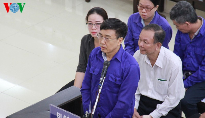 cuu thu truong le bach hong xuat hien tai toa voi guong mat met moi hinh 4