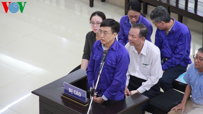 cuu thu truong le bach hong xuat hien tai toa voi guong mat met moi hinh 1