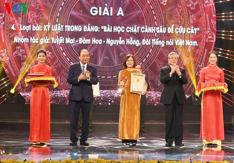 toan canh le trao giai bua liem vang 2019 hinh 11