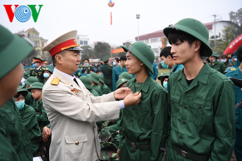anh: tan binh ha noi bin rin chia tay nguoi than len duong nhap ngu hinh 7