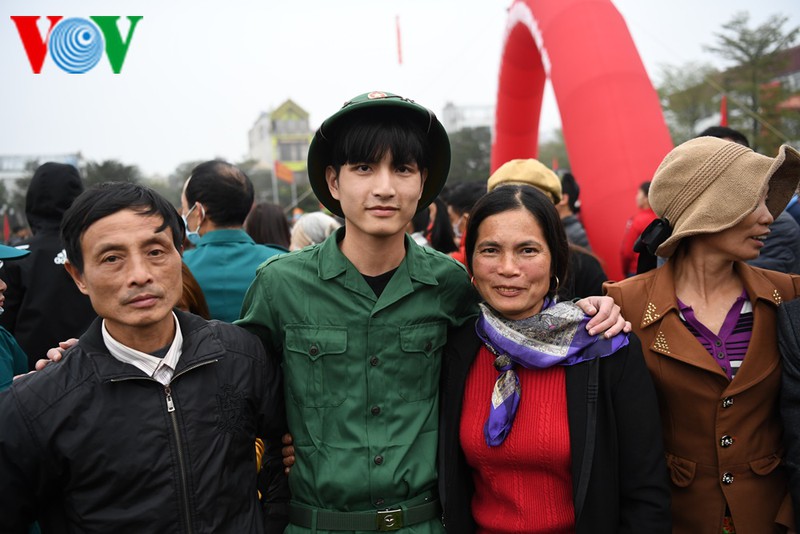 anh: tan binh ha noi bin rin chia tay nguoi than len duong nhap ngu hinh 6