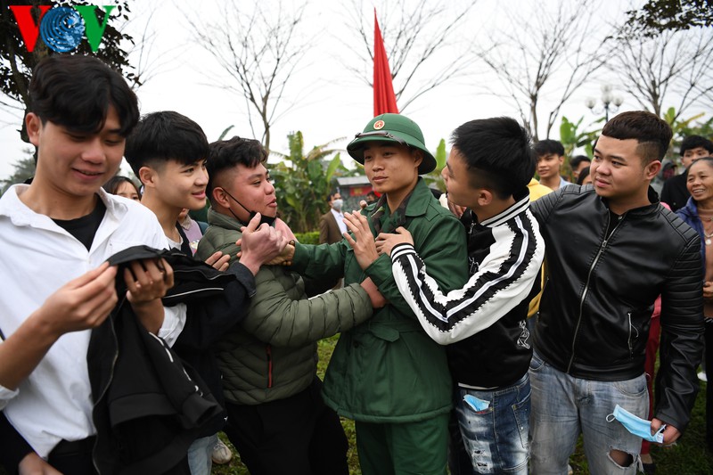anh: tan binh ha noi bin rin chia tay nguoi than len duong nhap ngu hinh 10