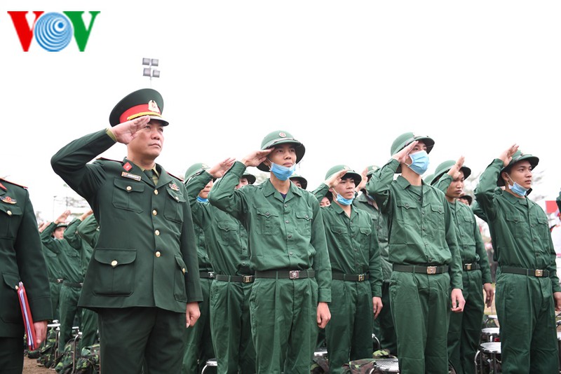 anh: tan binh ha noi bin rin chia tay nguoi than len duong nhap ngu hinh 2