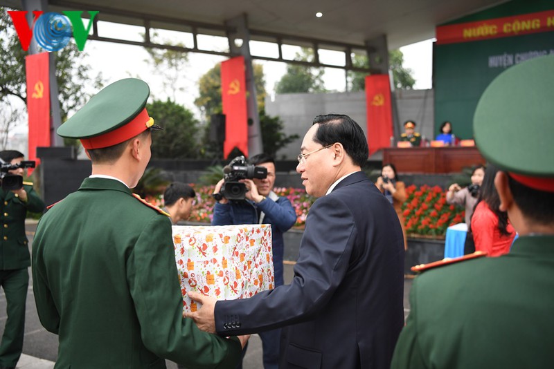 anh: tan binh ha noi bin rin chia tay nguoi than len duong nhap ngu hinh 12
