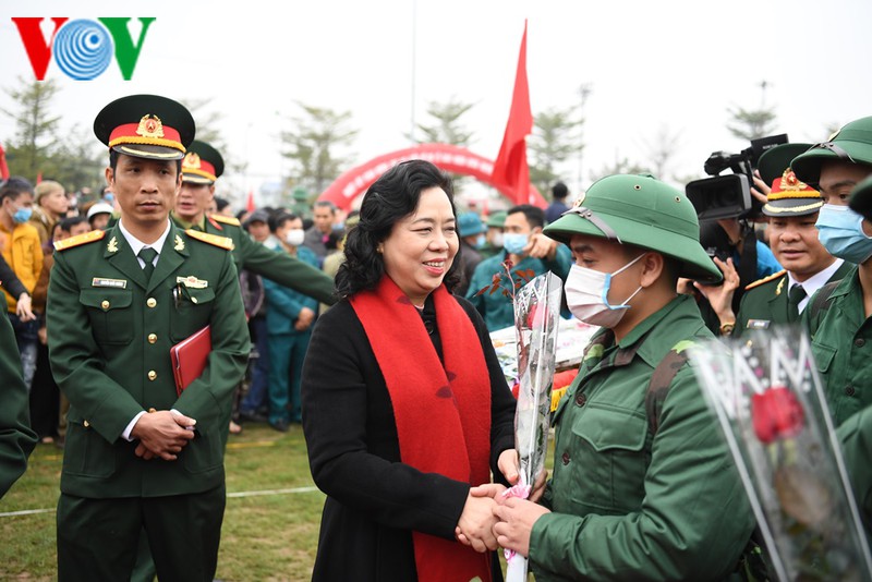 anh: tan binh ha noi bin rin chia tay nguoi than len duong nhap ngu hinh 13
