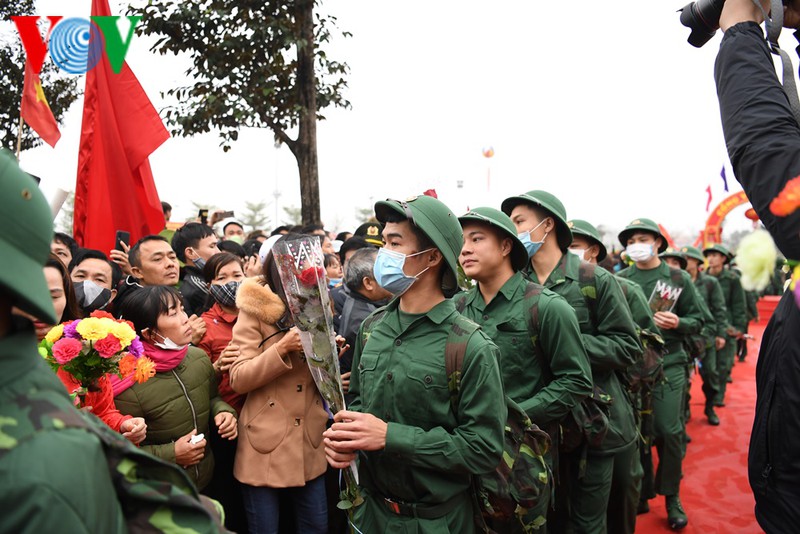anh: tan binh ha noi bin rin chia tay nguoi than len duong nhap ngu hinh 14
