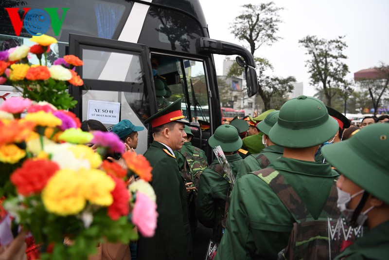 anh: tan binh ha noi bin rin chia tay nguoi than len duong nhap ngu hinh 17