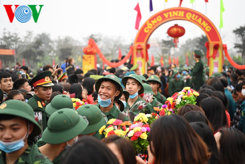 anh: tan binh ha noi bin rin chia tay nguoi than len duong nhap ngu hinh 16
