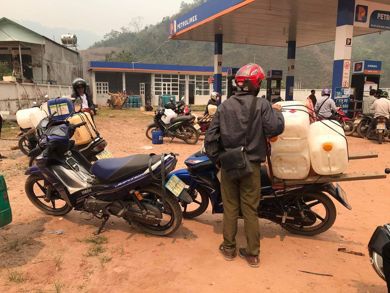 xang giam gia, nguoi dan nam po do xo di mua- nguy hiem khon luong hinh 1