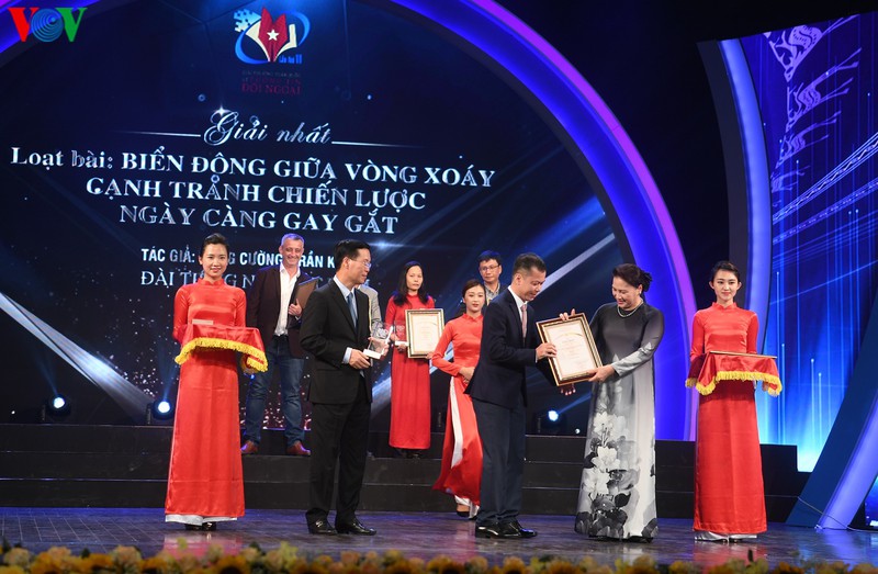 15 tac pham cua vov nhan giai bao chi toan quoc ve thong tin doi ngoai hinh 9