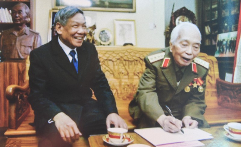 nhung hinh anh quy hiem ve cuoc doi binh nghiep cua tong bi thu le kha phieu hinh 11