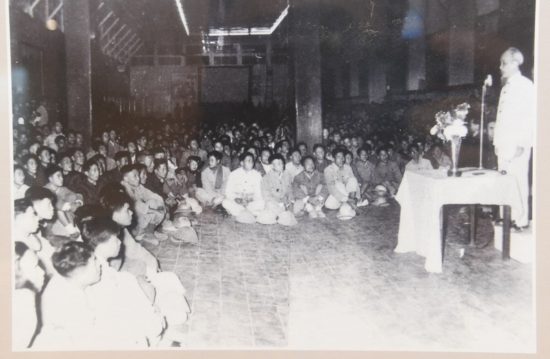 hinh anh gan gui cua chu tich ho chi minh voi cong an nhan dan  hinh 15