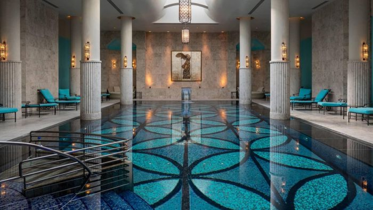 Four Seasons Hotel Istanbul At the Bosphorus, Istanbul (Thổ Nhĩ Kỳ): Nếu thích trải nghiệm hồ bơi trong nhà với kiến trúc đẹp như tranh vẽ, Agoda gợi ý đây là lựa chọn hoàn hảo. Nội thất khách sạn được thiết kế theo kiến trúc cuối thời Ottoman. Điều này đem tới trải nghiệm như bơi trong cung điện sang trọng. Với cửa sổ trần, những ánh nắng ấm áp bên ngoài vẫn có thể tràn vào không gian hồ bơi. Du khách tới đây cũng được trải nghiệm phòng tắm hamman truyền thống của Thổ Nhĩ Kỳ.