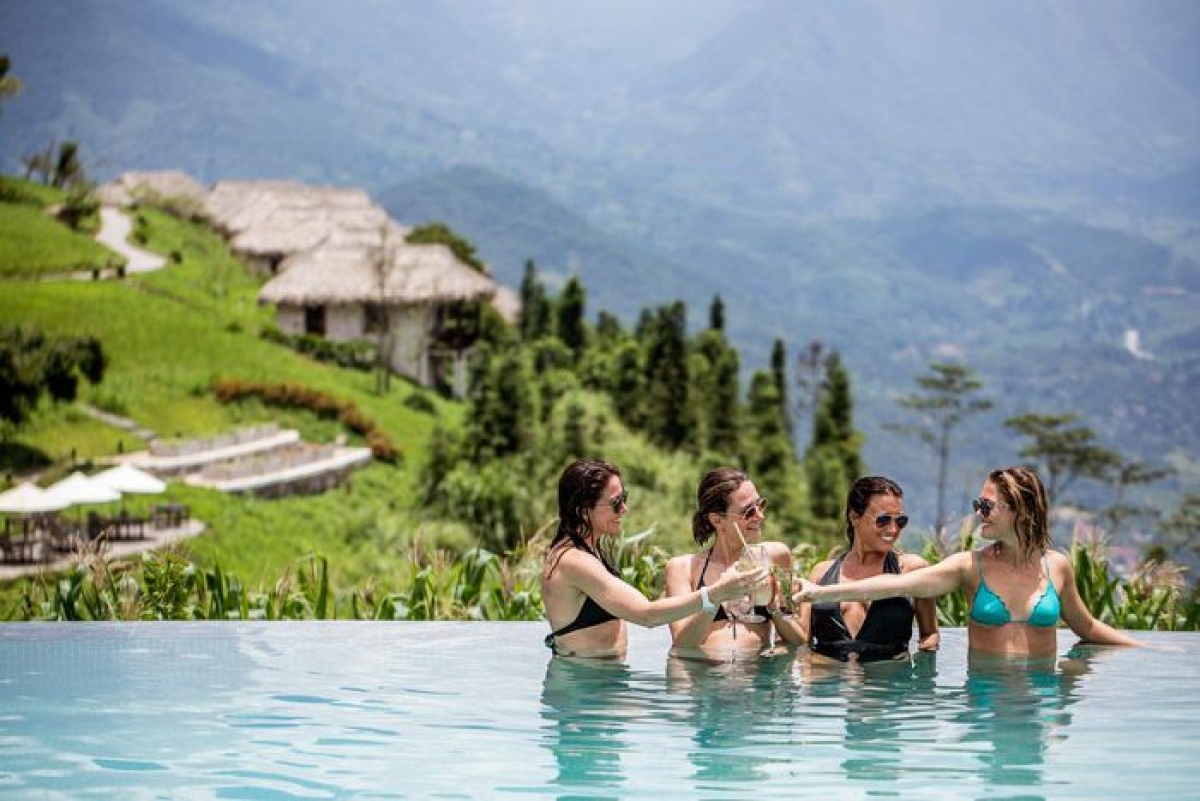 Topas Ecolodge (Sa Pa, Việt Nam): Khu nghỉ dưỡng sở hữu hồ bơi vô cực nổi tiếng, được bao quanh bởi khung cảnh núi non trùng điệp. Từ hồ bơi, du khách có thể ngắm nhìn thung lũng phía xa và những thửa ruộng bậc thang uốn lượn. Khung cảnh hòa mình vào thiên nhiên đem lại cảm giác thư giãn cho chuyến nghỉ dưỡng. Theo Agoda, Topas Ecolodge là một trong những điểm đến để thư giãn và chăm sóc sức khỏe toàn diện. Khu resort cũng được đánh giá cao trong công tác hỗ trợ cộng đồng và phát triển du lịch bền vững.