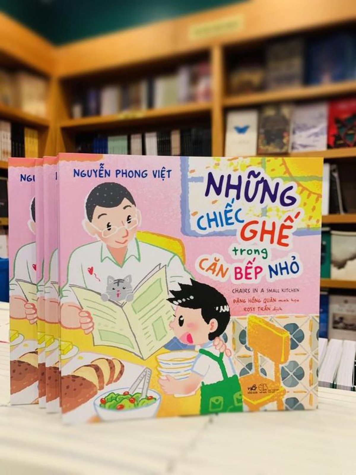 'Những chiếc ghế trong căn bếp nhỏ' của Nguyễn Phong Việt chứa đựng những bài thơ, mô tả tình cảm gia đình ấm áp và sinh hoạt đời thường. Từng giọt mồ hôi, mỗi chiếc ghế và cả lời tâm sự của người cha người mẹ cùng con trong gia đình bé nhỏ tựa như những giọt yêu thương đong đầy qua năm tháng tuổi thơ con.
